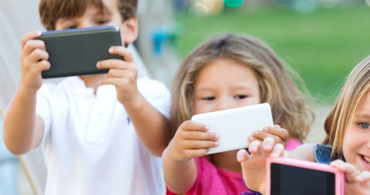 Experta entrega 5 claves para afrontar la restricción de celulares en colegios