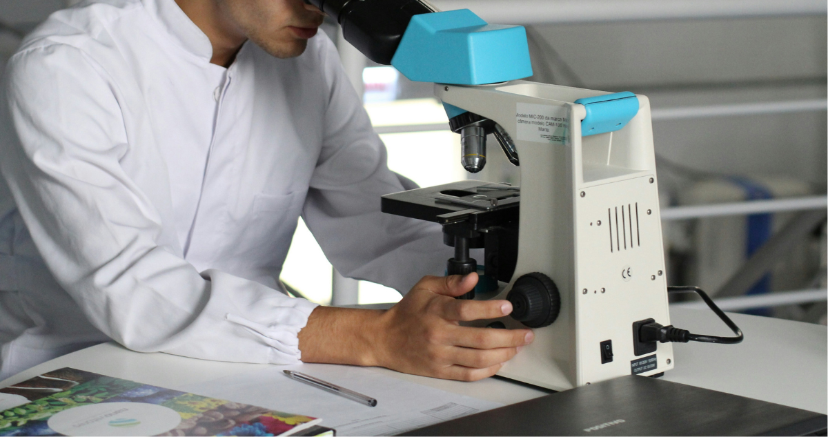 Científico utilizando un microscopio