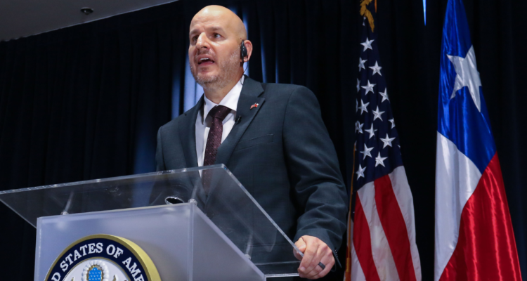 Aprueban envío de oficio a Cancillería solicitando el retiro del embajador de EEUU en Chile