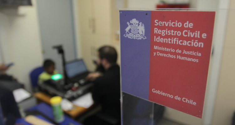 Argentina con 30 años en Chile acusa larga espera para renovar carnet: la despidieron por no tenerlo