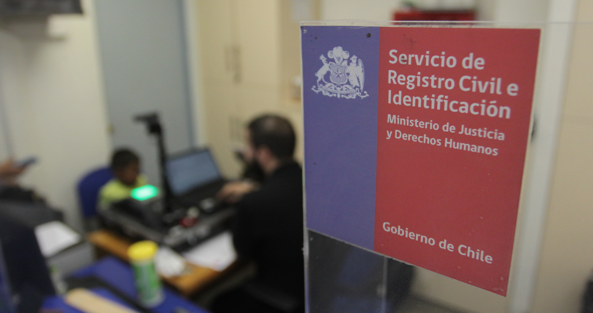 Argentina con 30 años en Chile acusa larga espera para renovar carnet: la despidieron por no tenerlo