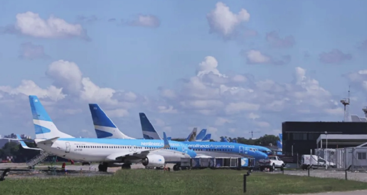 Argentina tuvo mes récord en sector aerocomercial: ¿Chile sigue entre los favoritos de los turistas?