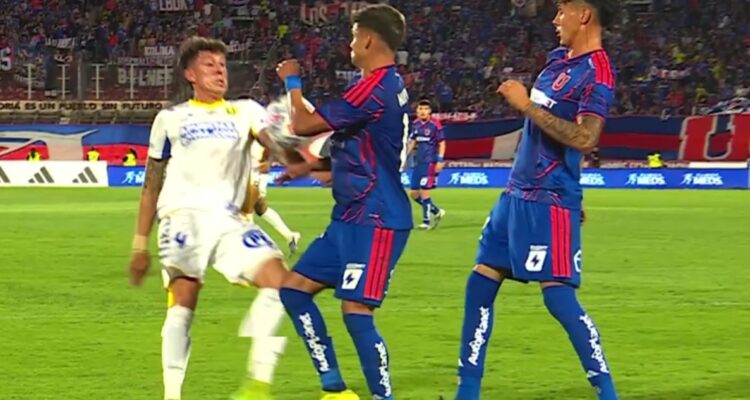 La U reclamó penal ante la UdeC por mano de Pablo Parra.