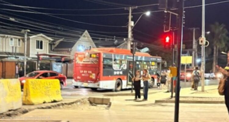Mujer murió atropellada por un bus RED en Puente Alto: conductora quedó detenida