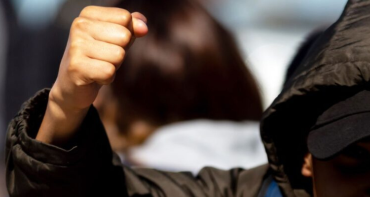 Niño con el puño levantado