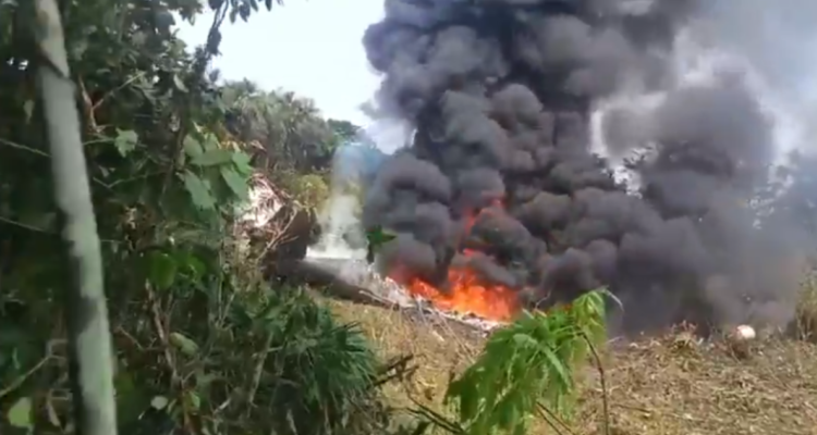 avión incendiándose