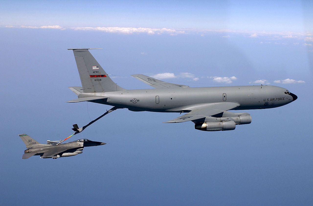 Imagen de contexto de un avión KC-135 de EEUU reabasteciendo combustible a un F-16