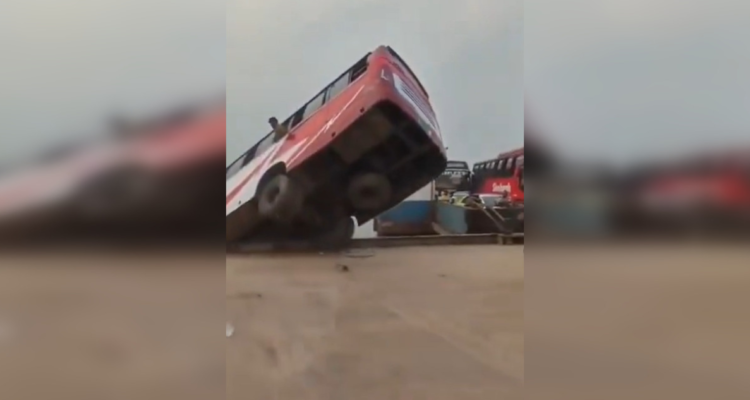 Al menos 25 muertos tras caída de un autobús a un río en Bangladesh