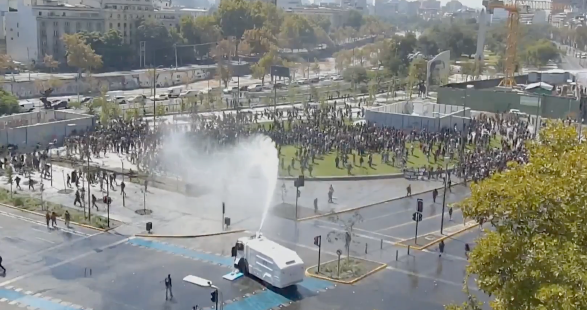 Incidentes en Santiago ante manifestaciones estudiantiles contra el gobierno: hay estaciones cerradas