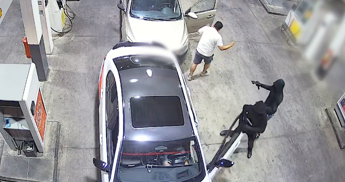 Cae banda por robar autos a clientes de bencineras en la RM: uno de los miembros fue abatido por PDI