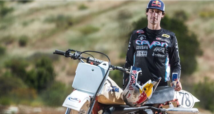 Benjamín Herrera con una histórica moto de Chaleco López