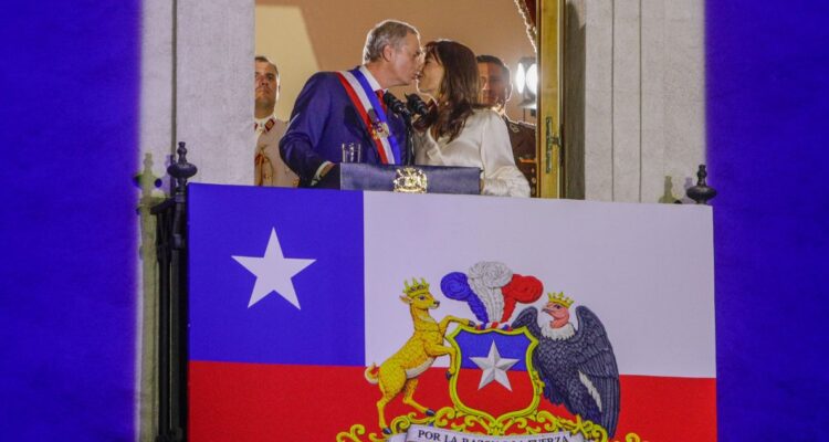 Los memes y comentarios del beso del presidente Kast y la primera: “es que no es martes de pololeo”