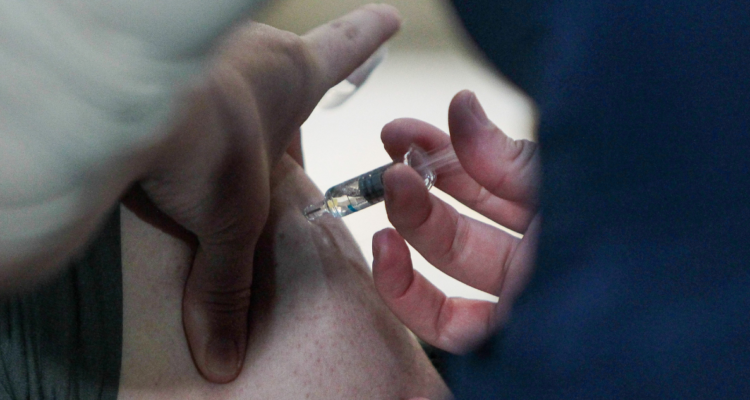 Bío Bío: inician vacunación contra la influenza, VRS y Covid-19 con foco en damnificados por incendios