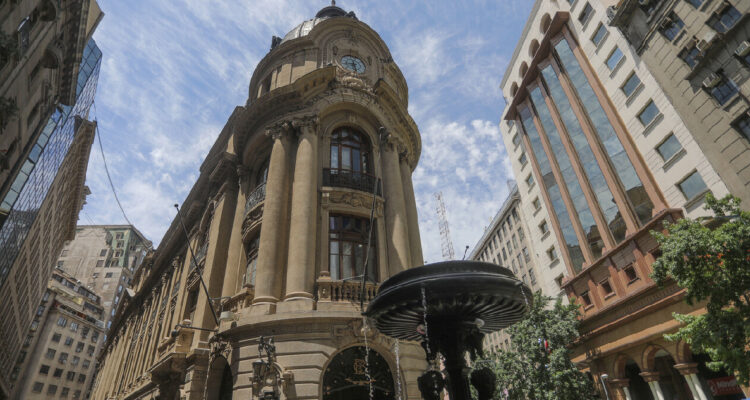 La Bolsa de Santiago olvida los últimos anuncios en Chile y sube ante señales desde Medio Oriente