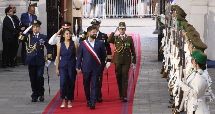 La última llegada del Presidente Boric a La Moneda durante su mandato: le rindieron honores