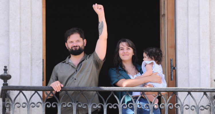 Boric en despedida masiva frente a La Moneda: "Me voy con la frente en alto y las manos limpias"