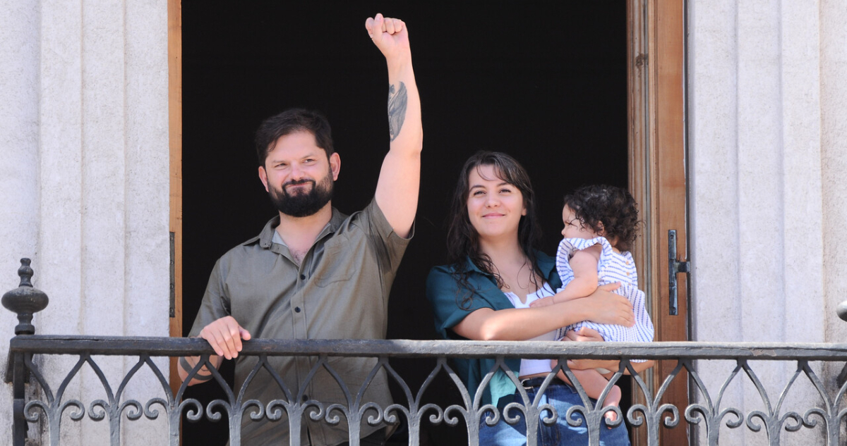 Más de 5 mil adherentes llegan a despedida de Boric frente a La Moneda: “Me voy con la frente en alto”