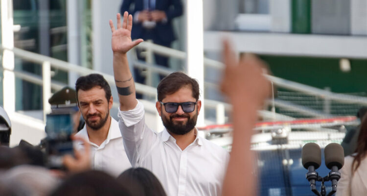 “Indulgente” y “desfachatez”: Oposición critica defensa de Boric a los indultos a presos del estallido