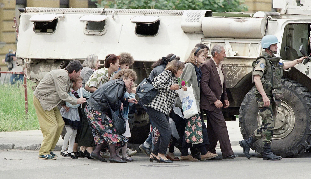 Bosnios ocultos de francotiradores en Sarajevo