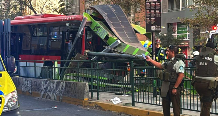 Bus RED arrasa con paradero en Avenida Vicuña Mackenna en Santiago y deja 4 personas lesionadas