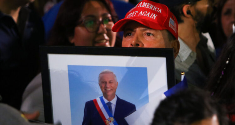 Cadem: Kast inicia con 56% de imagen positiva y cierre de fronteras aparece como su principal promesa