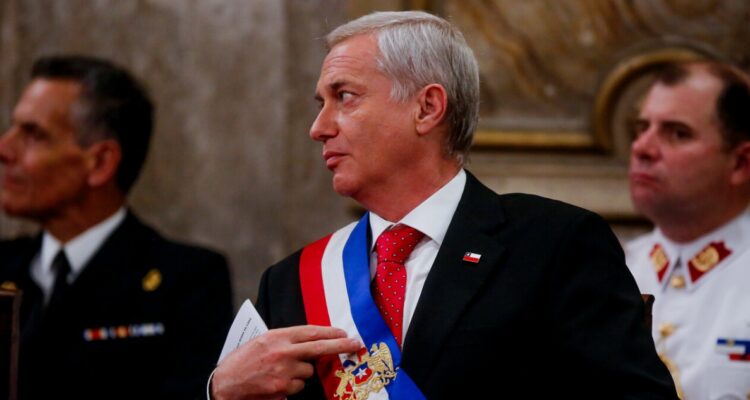 Cadem: se dispara desaprobación al presidente Kast tras alza en bencinas