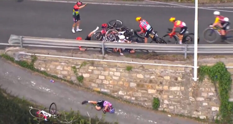 caída de Débora Silvestri en carrera Milán-San Remo
