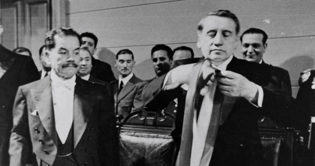Arturo Alessandri entrega en 1938 en el Congreso Nacional la Banda Presidencial a Pedro Aguirre Cerda