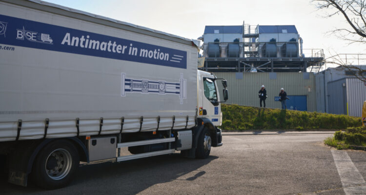 Foto del camión que transportó antimateria
