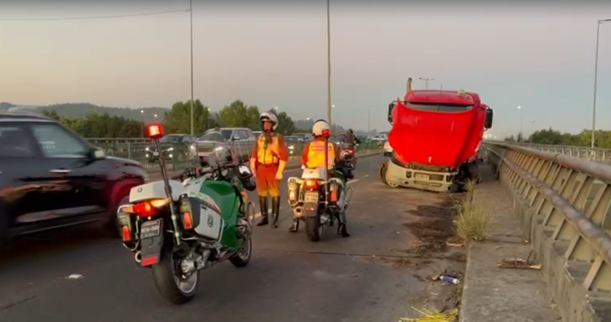 Camión queda contra el tránsito tras protagonizar accidente en Puente Llacolén