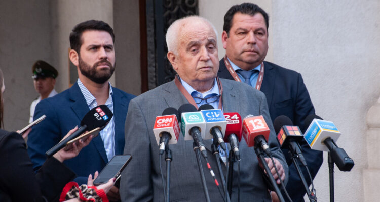 Camioneros no descartan movilizaciones por alza del diésel y fijan reunión clave para el lunes