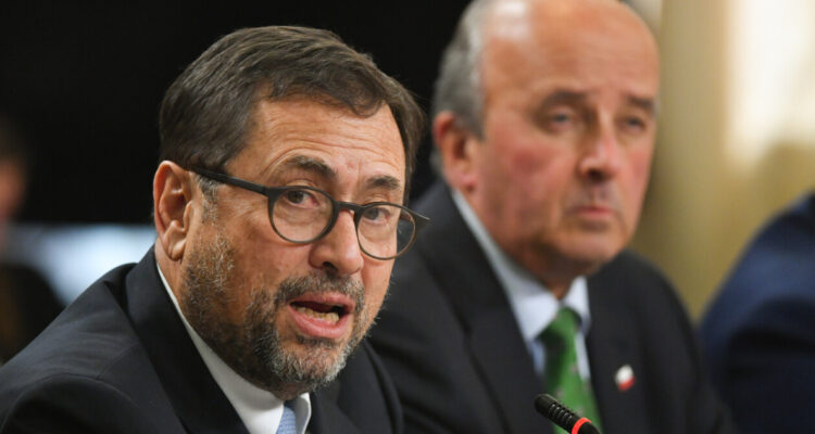 Canciller confirma que proyecto de cable chino sigue en evaluación y defiende neutralidad del Gobierno