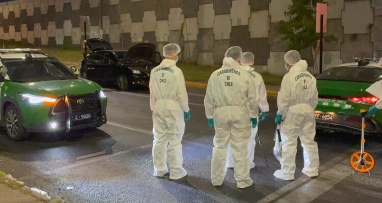 Carabinero dispara a auto que intentó atropellarlo frente a ex Penitenciaría