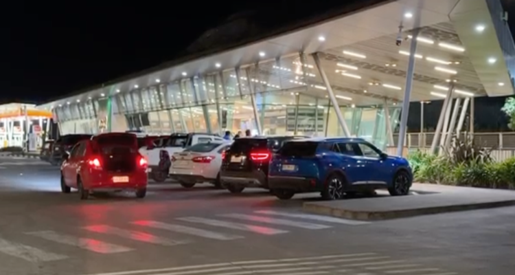 Ladrones intentan asaltar a caravana PDI en servicentro de la RM: terminaron baleados y detenidos