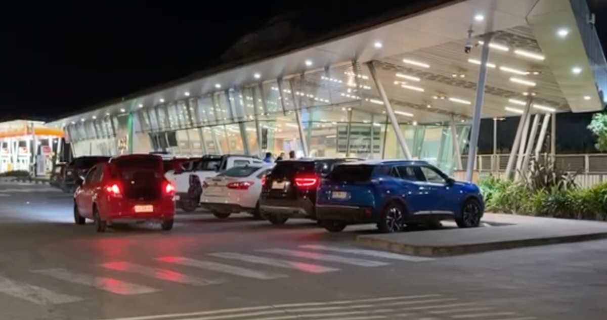 Ladrones intentan asaltar a caravana PDI en servicentro de la RM: terminaron baleados y detenidos
