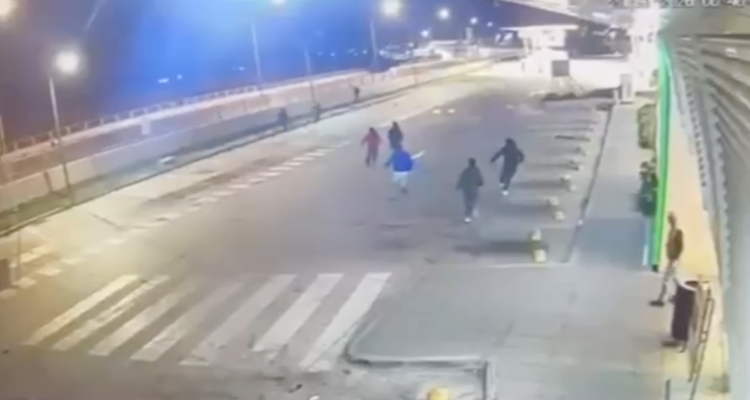 VIDEO | El momento en que policías frustran a tiros el intento de asalto contra caravana PDI en la RM