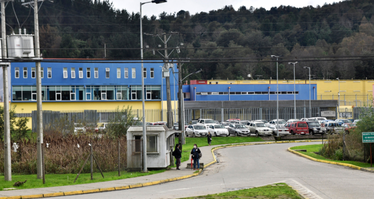 Justicia condena a dos gendarmes que agredieron a 2 reos de cárcel de Valdivia en 2020