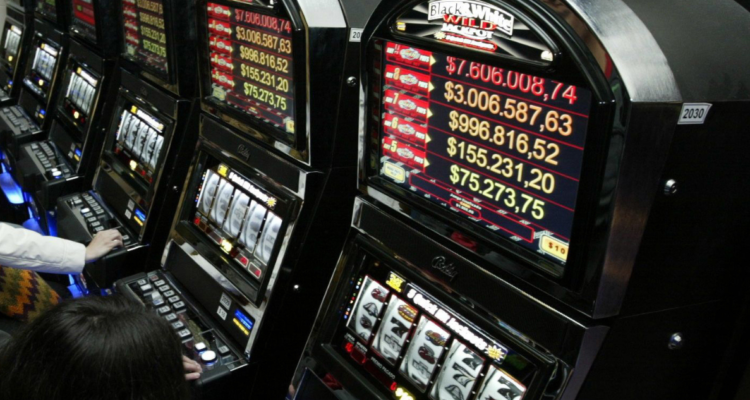 CGR: 910 funcionarios públicos apostaron más de $11 mil millones en casinos pese a tenerlo prohibido