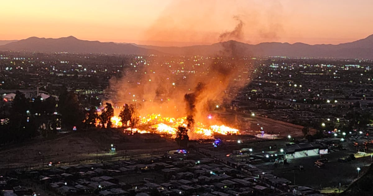 Videos muestran magnitud del incendio en papelera de CMPC en Puente Alto