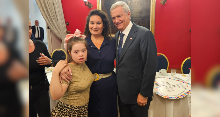 FOTO | Presidente Kast recibió en La Moneda a estudiante con Síndrome de Down víctima de amenazas