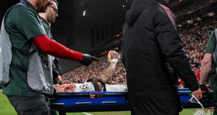 La escalofriante lesión que sufrió futbolista al chocar con publicidad en duelo de Champions League