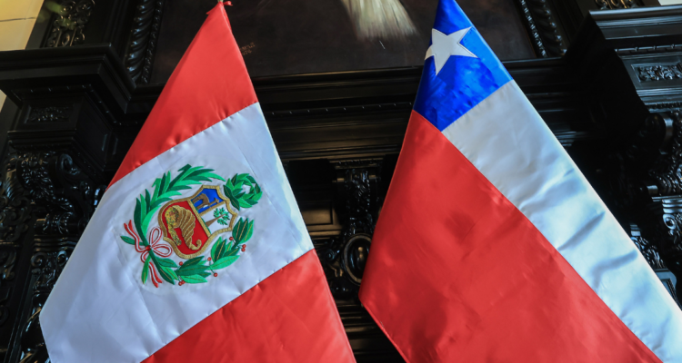 Banderas de Perú y Chile