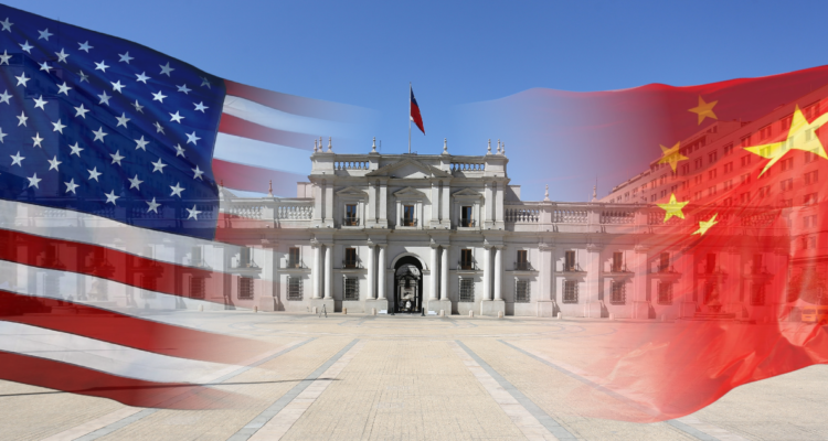 La Moneda y banderas de Estados Unidos y China