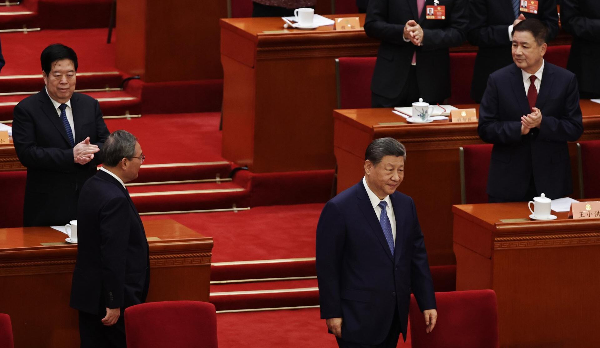 El presidente chino, Xi Jinping (centro), y el primer ministro, Li Qiang (izquierda), llegan a la ceremonia de apertura