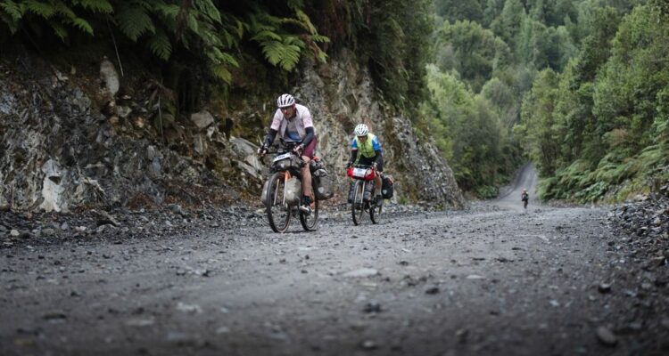 https://media.biobiochile.cl/wp-content/uploads/2026/03/ciclismo-final-frontier-patagonia-750x400.jpg