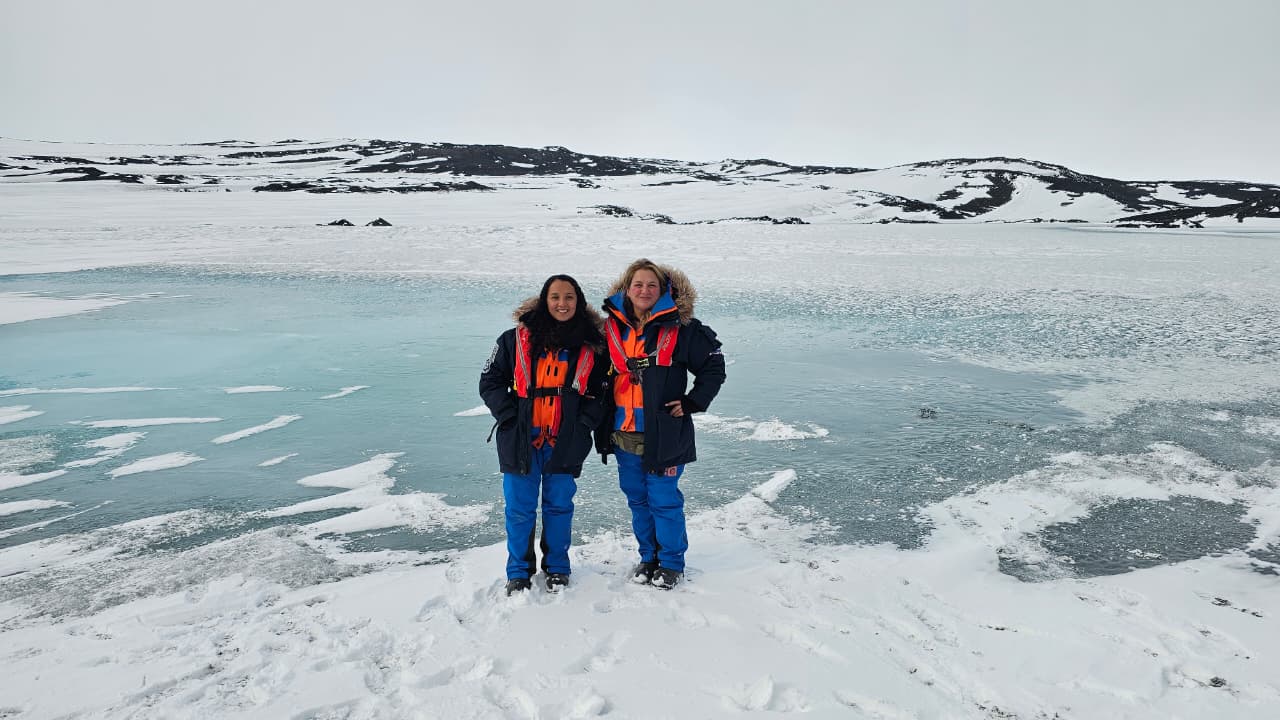Científicas en terreno, sobre un lago congelado en el Cabo Royds.