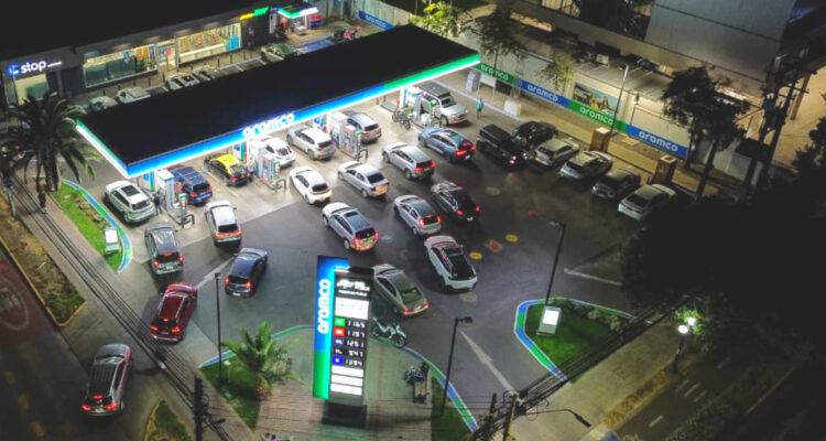 Cientos de automovilistas colapsan bencineras tras anuncio de alza histórica en los combustibles
