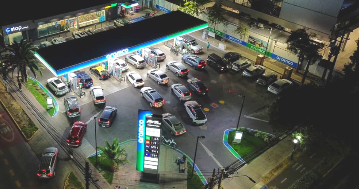 Cientos de automovilistas colapsan bencineras tras anuncio de alza histórica en los combustibles