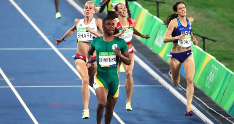COI vetó a atletas trans de todas las categorías femeninas.
