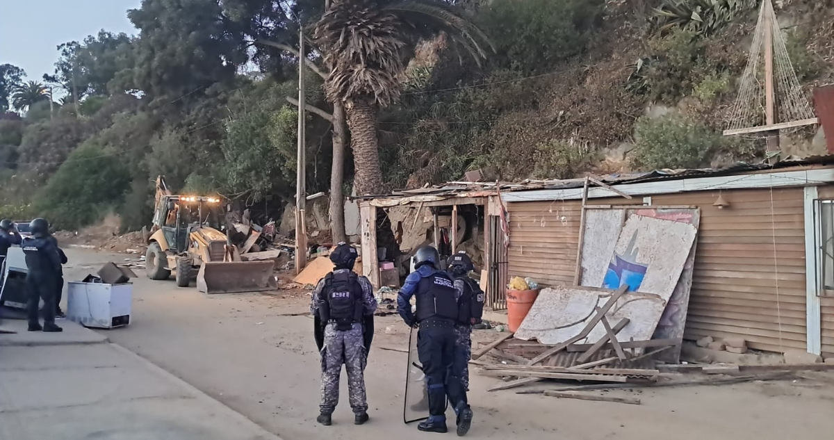 Concretan desalojo en playa Las Torpederas de Valparaíso: sería foco de delincuencia y drogas